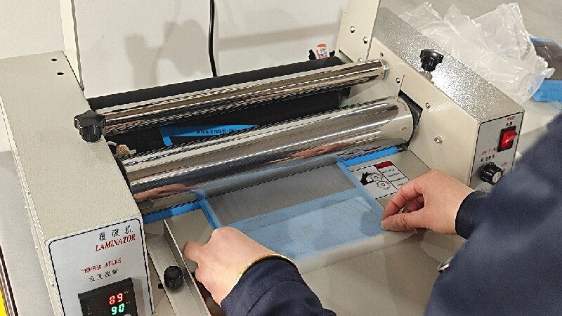 Три фактора утичу на филм за термичку ламинацију: температура, брзина и притисак.